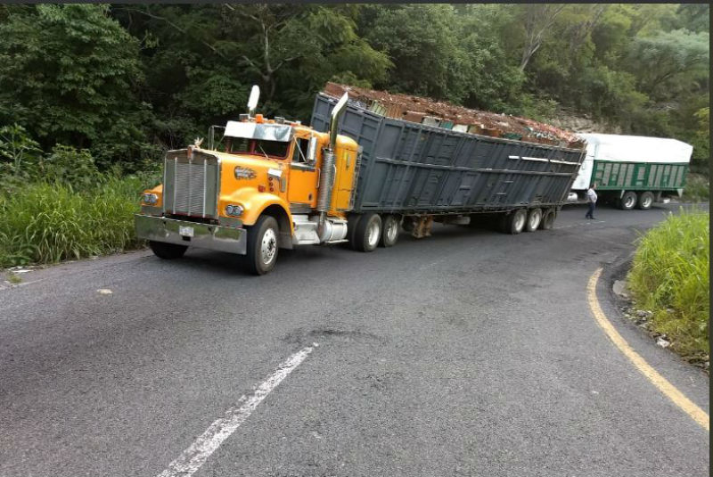 Accidentes complican tránsito a la altura de Cañón de Lobos, Yautepec - 24  Horas