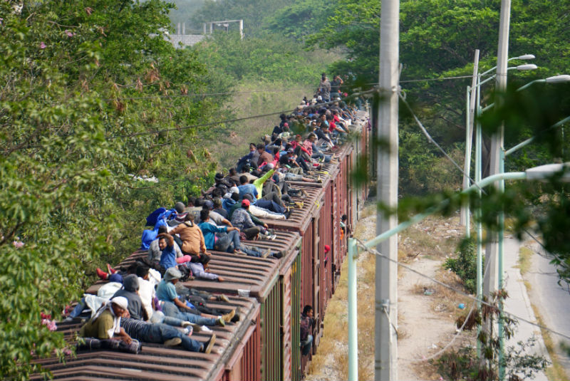 Cientos de migrantes abordan tren de carga "La Bestia" en el sur de