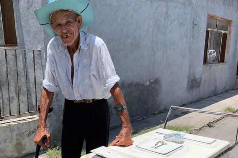 Abuelito vende paletas para sobrevivir