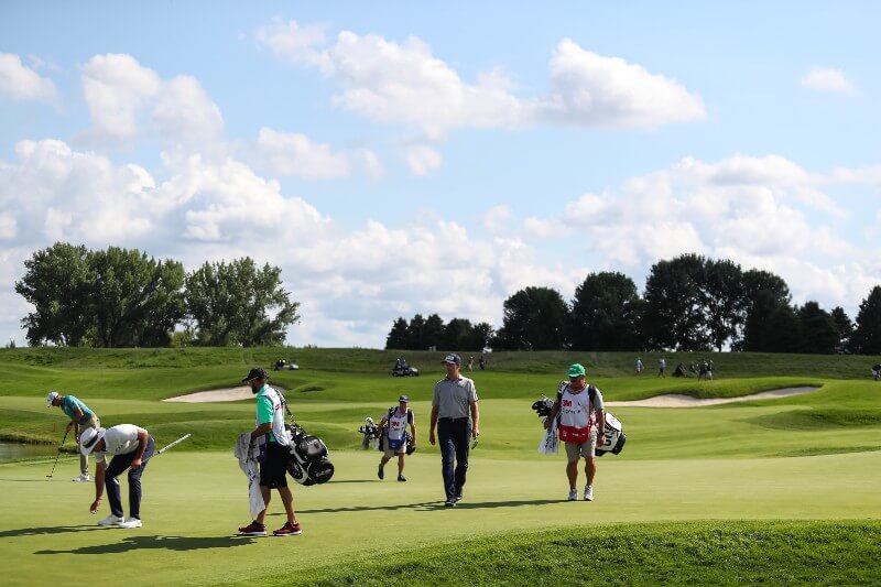 Jugadores de US Open en un campo de golf