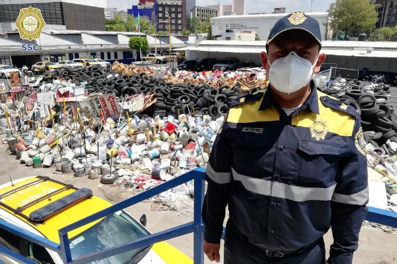 Policía retira basura