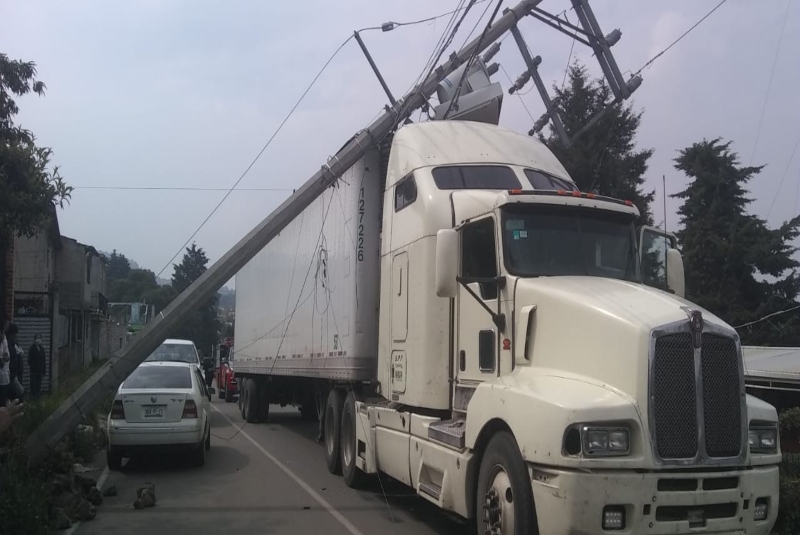 Cae poste luego de que tráiler tensara cableado eléctrico