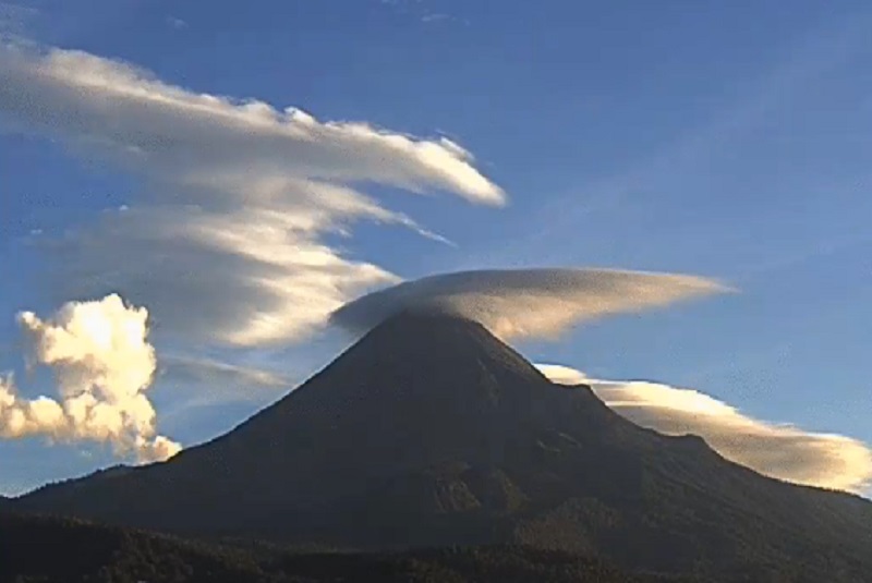 volcán-colima-relámpagos-de-colores