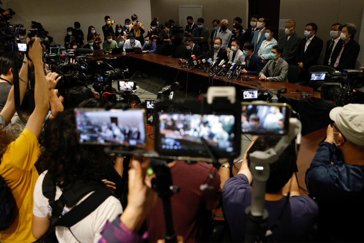 Los legisladores prodemocracia de Hong Kong dijeron el miércoles que renunciarán en protesta por el despido de cuatro de sus colegas de la asamblea de la ciudad