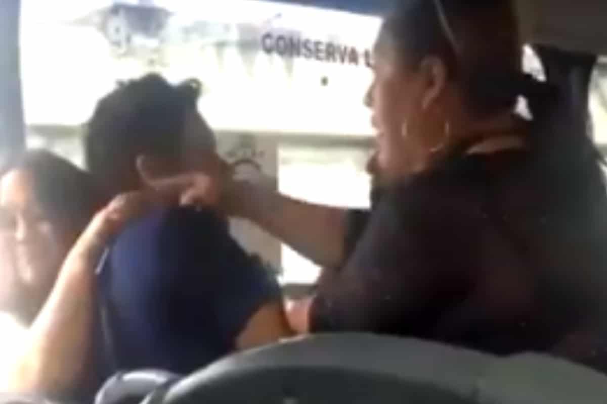 Cabe destacar que la mujer no iba sola, pues la acompañaba su madre, quien no dudó en enfrentar a la pareja, incluso le reclamó en varias ocasiones: "¿no te da vergüenza andar de amante?"