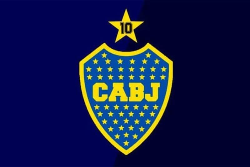 En este se especifica que el homenaje consiste en "colocar una estrella en el escudo, entre las puntas superiores del mismo con el número 10, la que representará en forma 'perpetua' que el Más Grande Jugador de la Historia del Fútbol