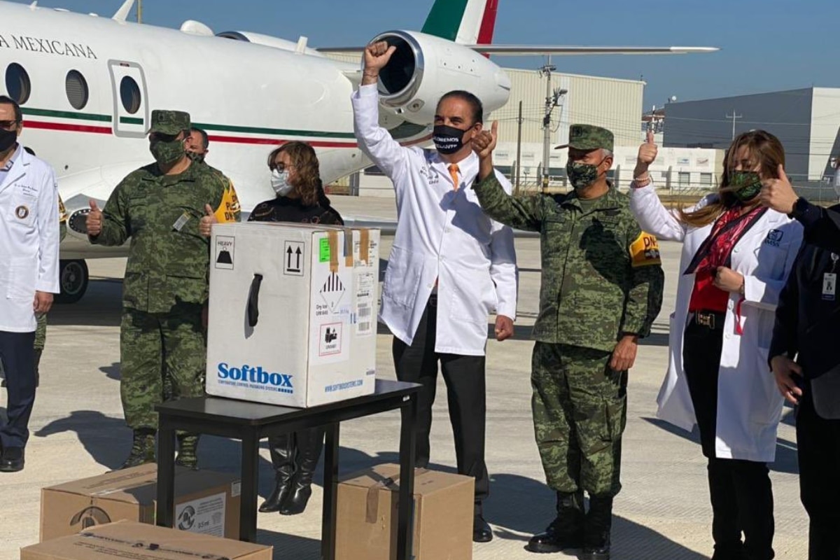 En el acto también estuvieron el Secretario de Salud de Nuevo León, doctor Manuel de la O Cavazos; el Comandante de la Séptima Zona Militar, Carlos César Gómez López, y representantes de Pemex e ISSSTE