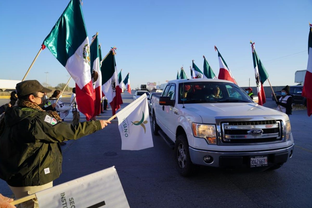 En caravana llegan desde Laredo Texas primeros paisanos a