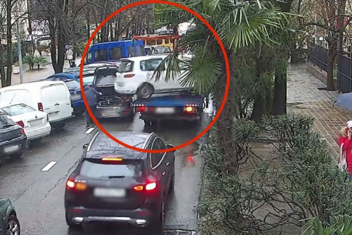 Hombre Se Salva De Ser Arrollado Por Un Auto Que Casi Se Cae De Una ...