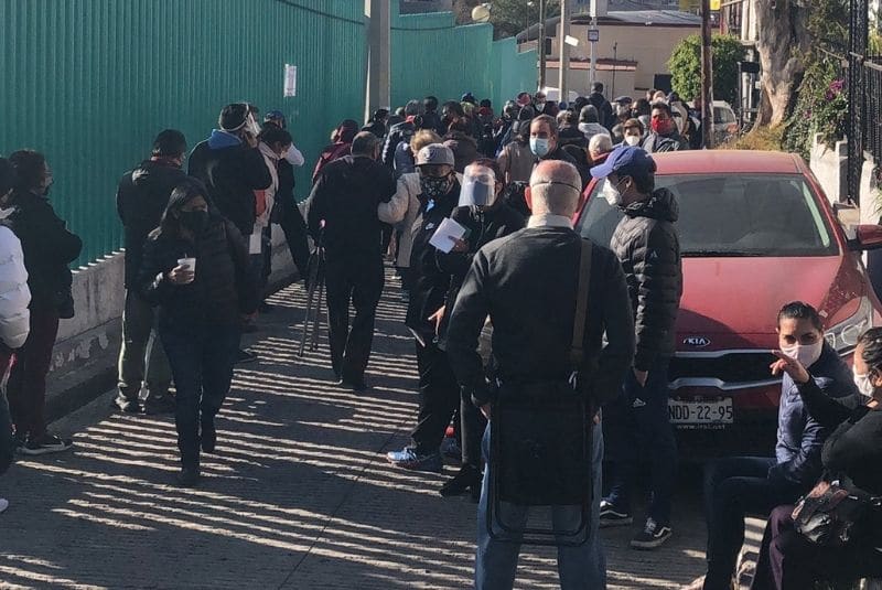 Concluye operación de unidades de vacunación; en Cuajimalpa, adultos mayores esperan vacuna