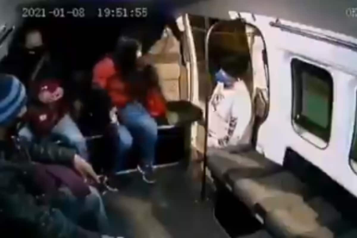 En el clip se muestra que algunos entregan dinero y otros teléfonos móviles, pero a una pasajera parece pedirle la chamarra que lleva puesta