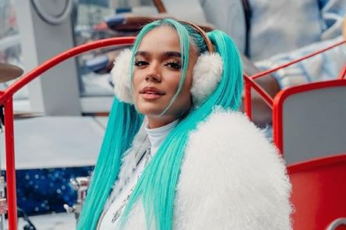 ¡De fuego! Karol G luce su nuevo color de cabello tras despedirse del azul