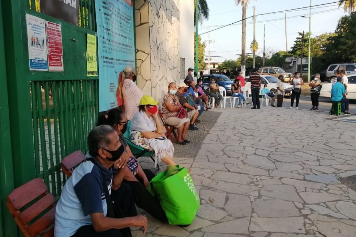 Los interesados permanecieron en los módulos, pero nadie les dijo que la inmunización no se daría