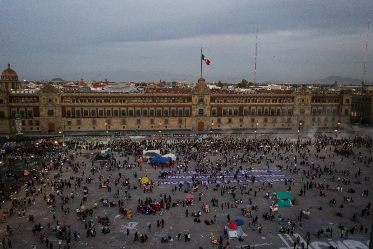 López Obrador reconoció a las mujeres policías que contuvieron las manifestaciones del 8M 2021. "Celebro que haya ayudado el muro, si no se pone, se hubiera puesto en riesgo mucha gente"