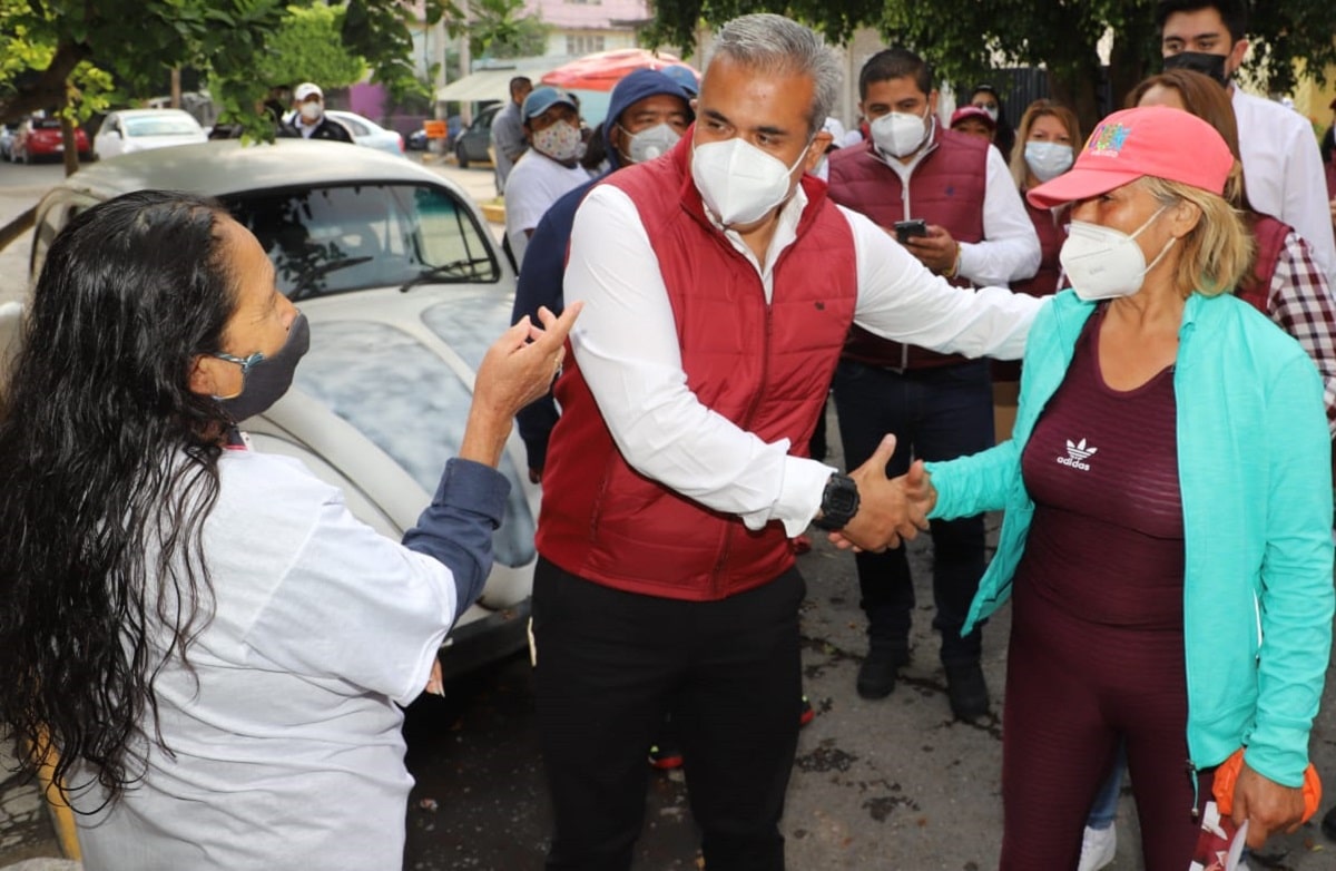 Fernando Vilchis en campaña en Ecatepec