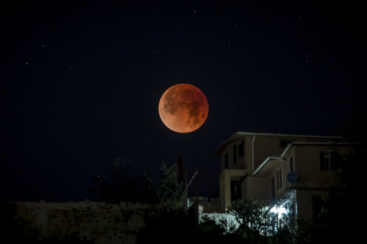 Cierra mayo con espectáculo astronómico eclipse total de luna y la