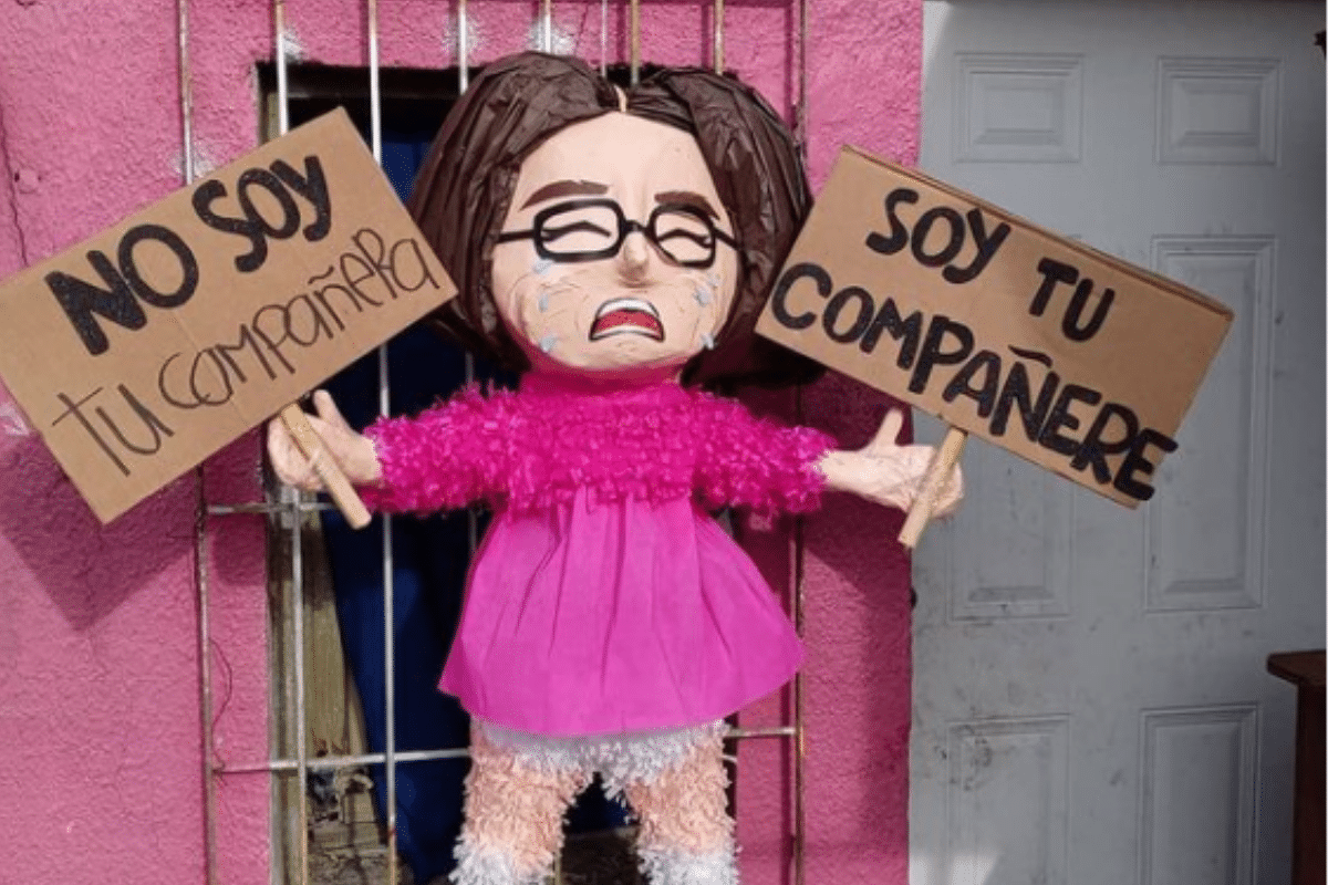 No es piñata, es piñate. Crean piñata por "compañere"