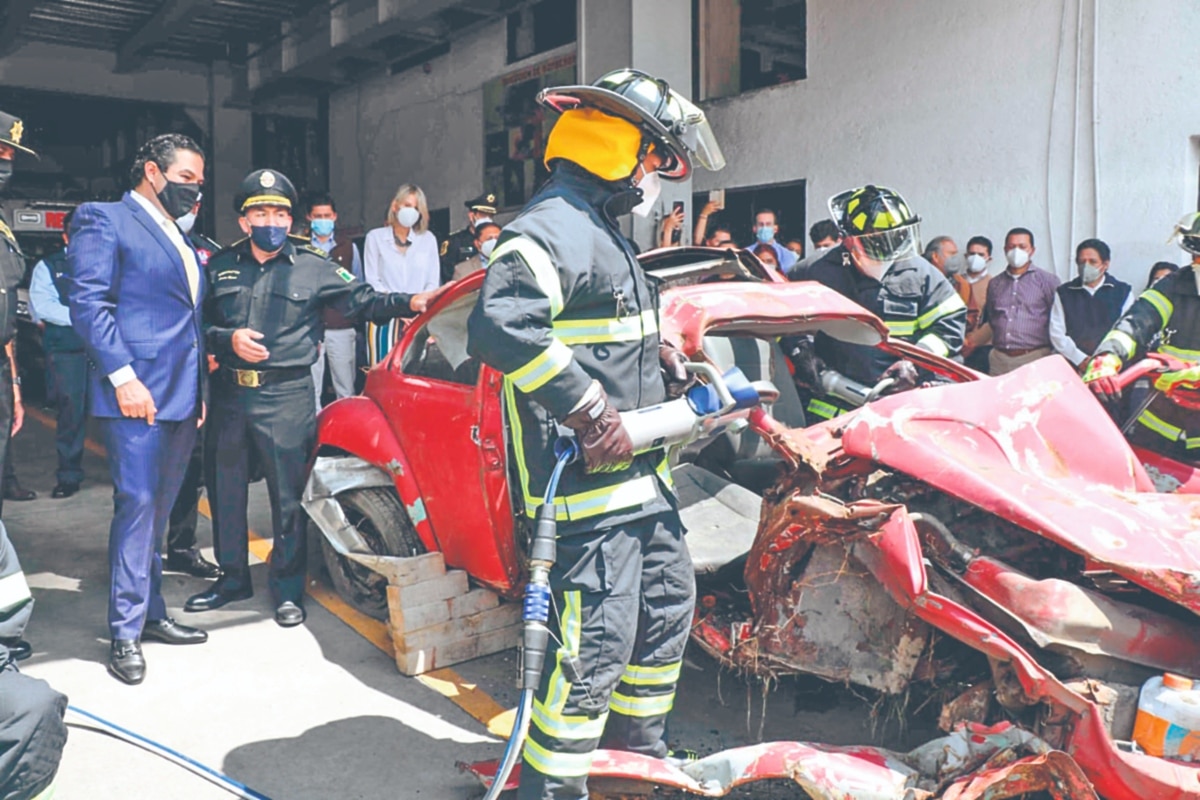 El edil Enrique Vargas entregó equipo al cuerpo de emergencia