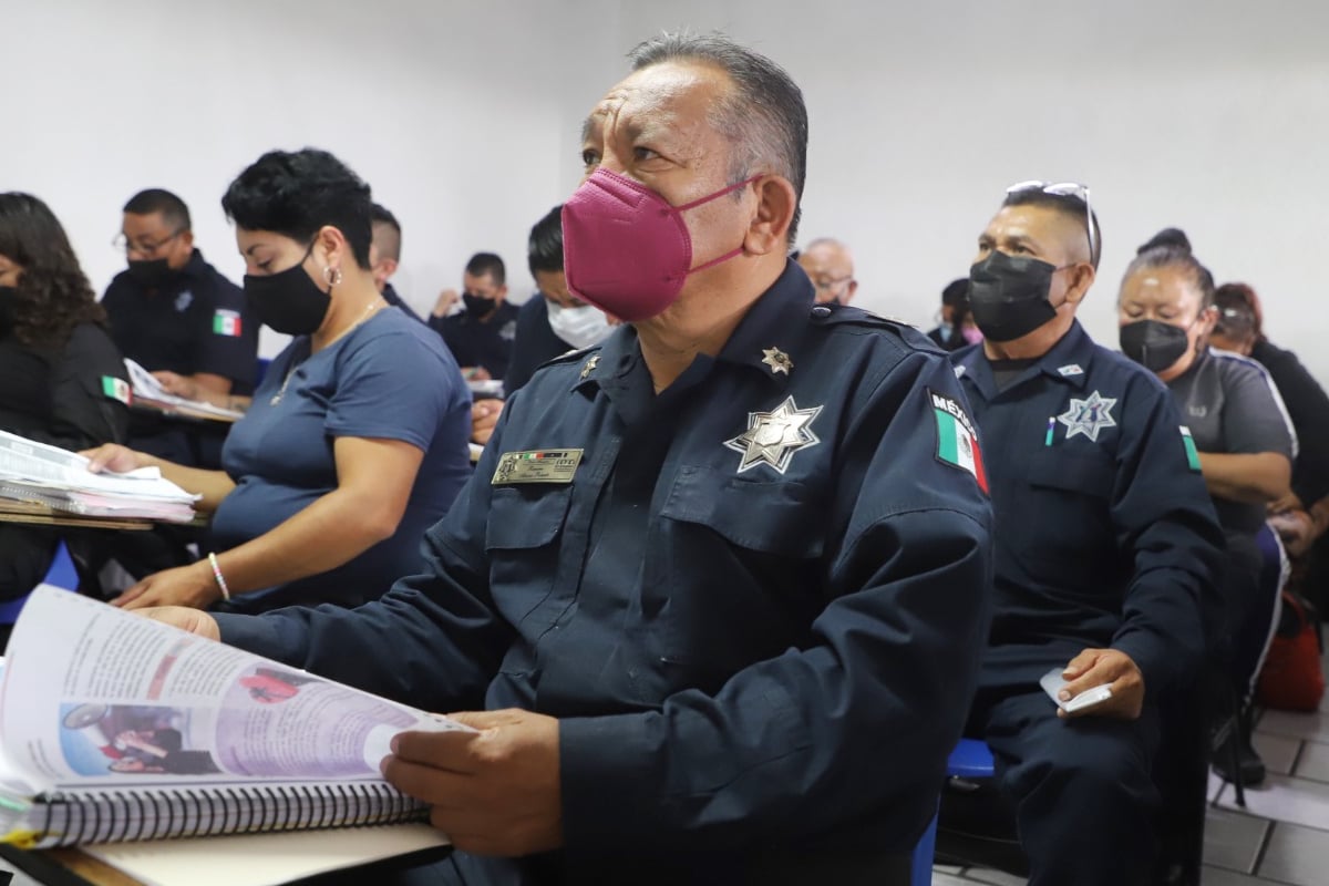 Los policías municipales se dividen en grupos para tomar clases. A veces las toman durante su horario de servicio, por lo que van uniformados