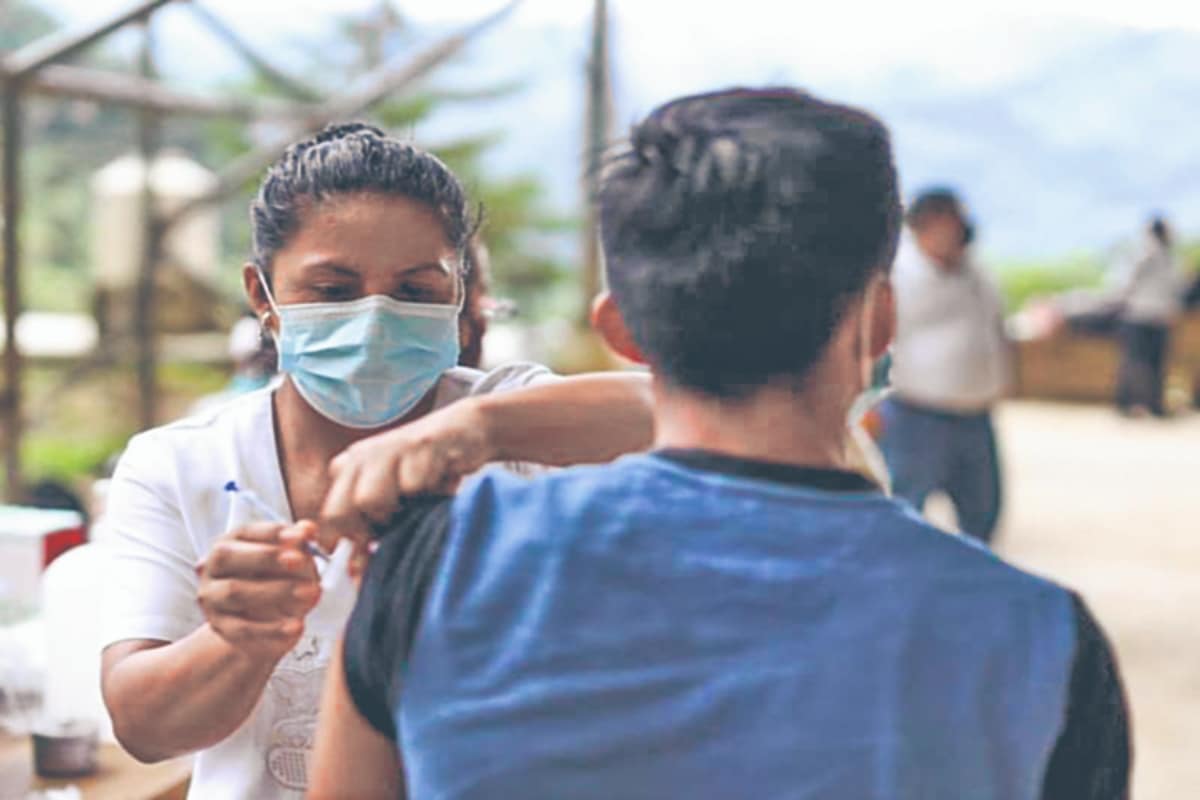 Jóvenes, mujeres y adultos mayores, han recibido la dosis de AstraZeneca, luego de que en la región el virus ha cobrado muchas vidas