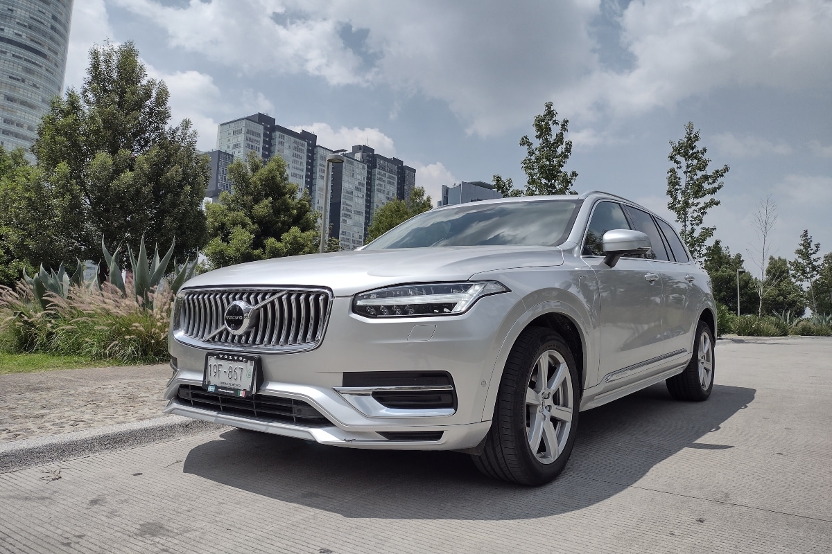 Al interior, Volvo acompaña esa carrocería impoluta en sus trazos con acabados de gran manufactura