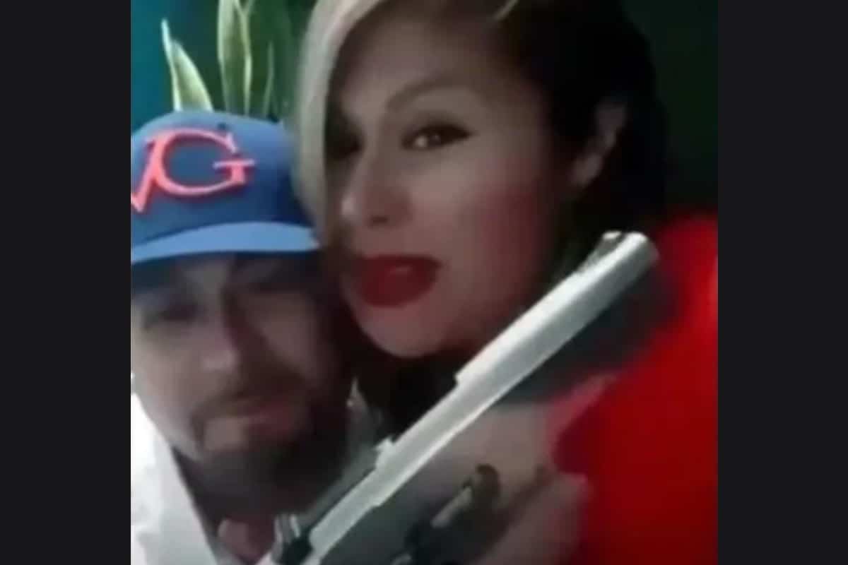 Influencer se disculpa por pistola junto con diputada de Jalisco, “no es real”