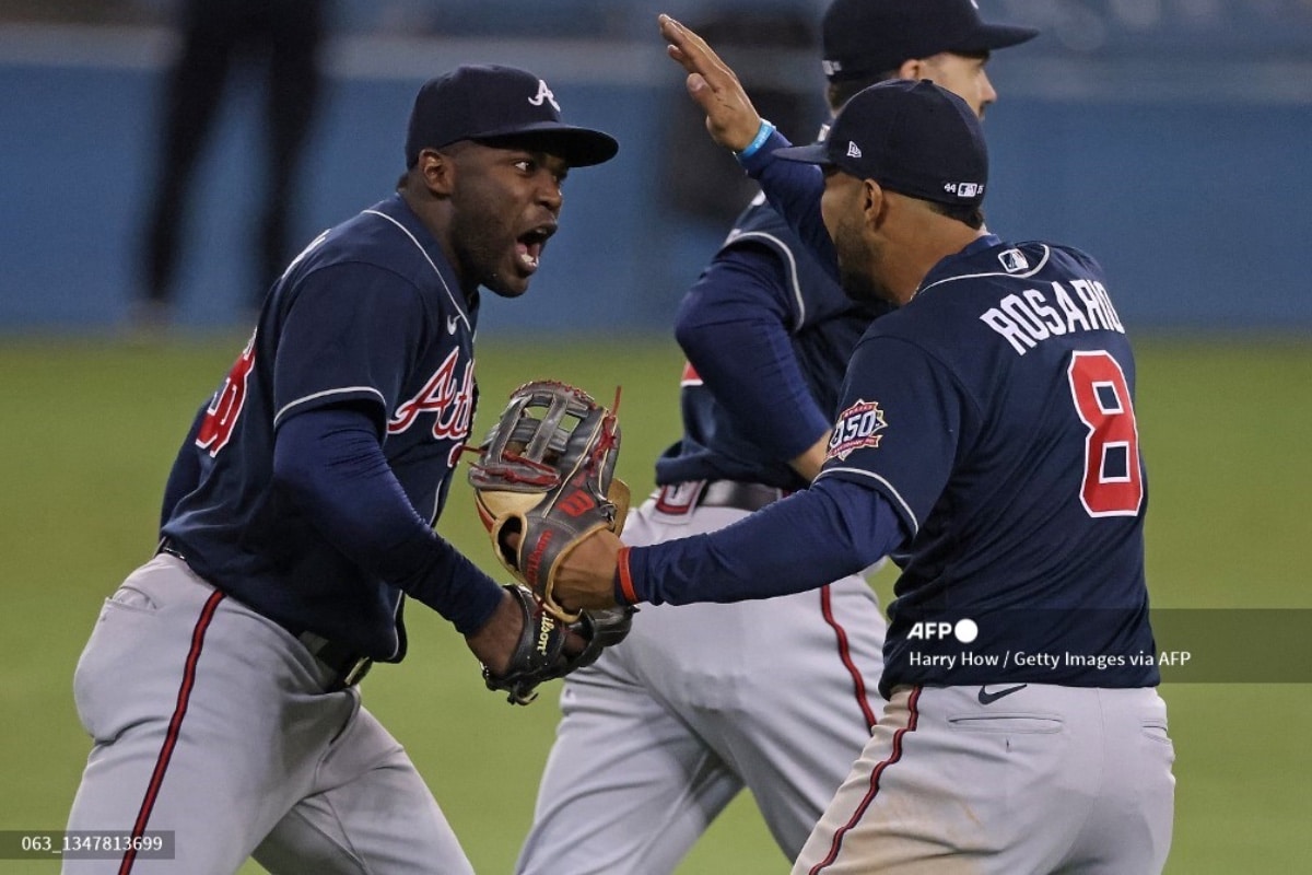 Atlanta se pone a un paso de Serie Mundial tras maltratar a Urías