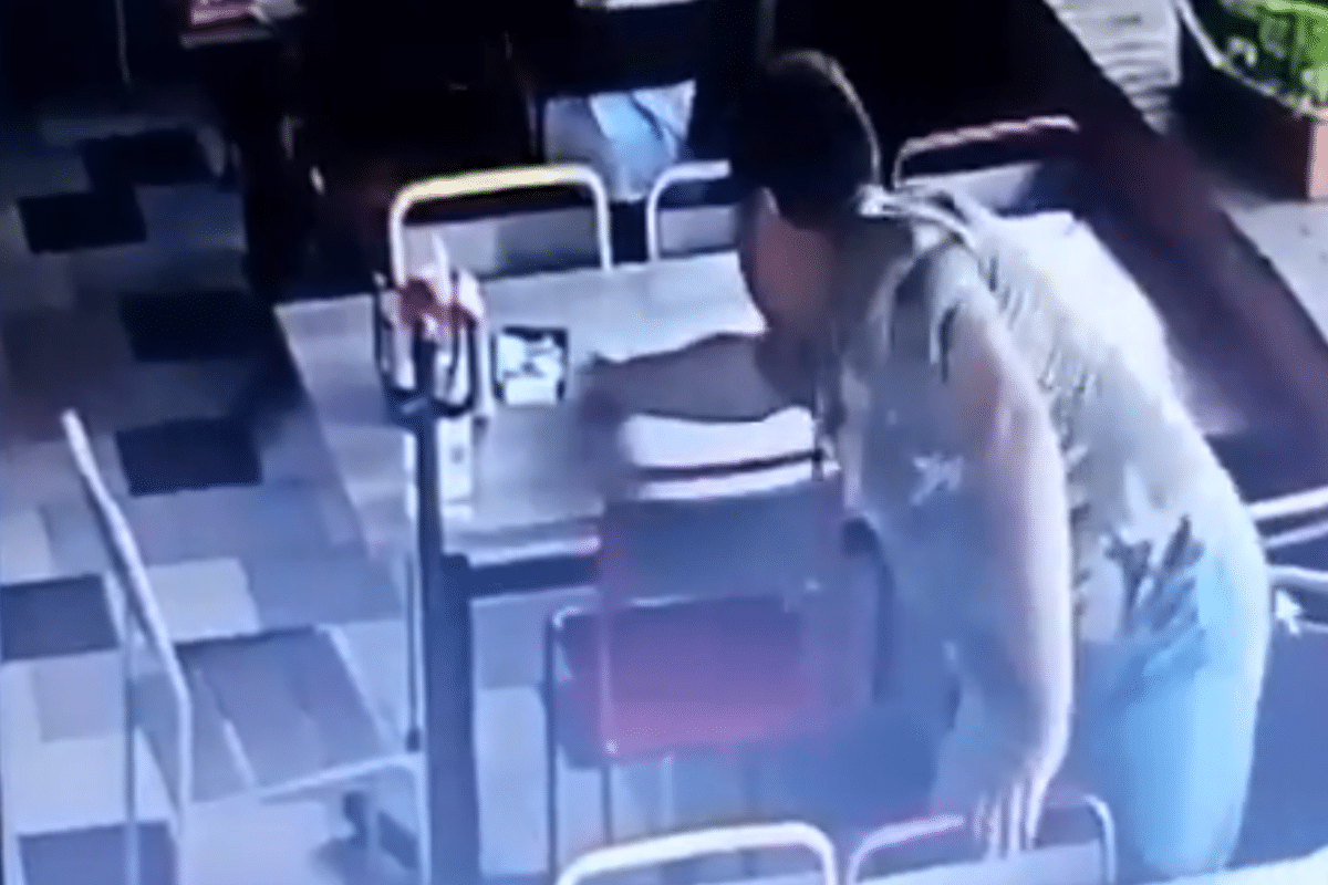 VIDEO. Lo graban robándose el dinero de la cuenta de otra mesa