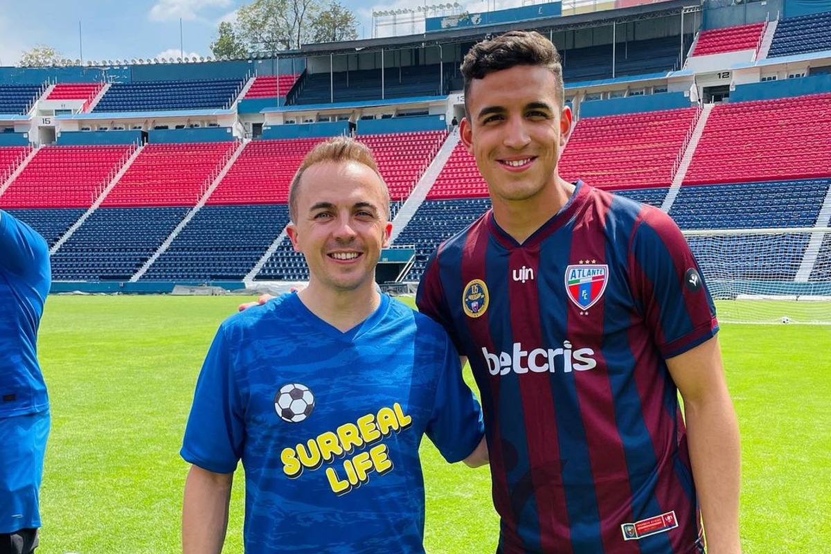 Foto: @conetejeda7 | Jugadores del Atlante compartieron fotos junto a Frankie Muniz durante su visita a la Ciudad de México.