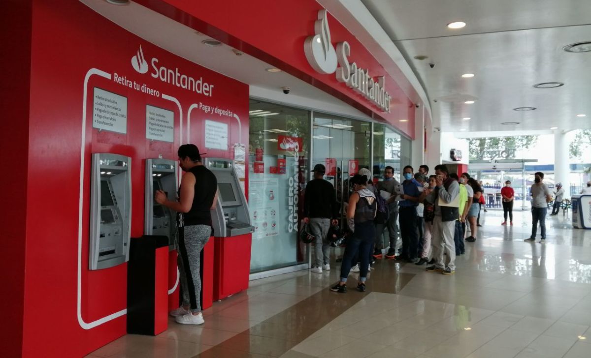 Foto: Cuartoscuro | Sólo los bancos que ofrecen sus servicios dentro de centros comerciales y supermercados abrirán al público