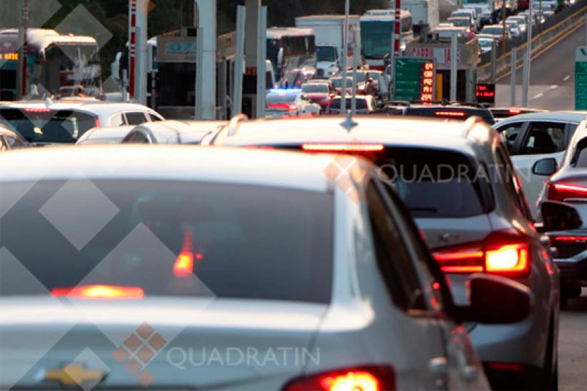 Forman turistas kilométricas filas en Autopista del Sol en Acapulco 