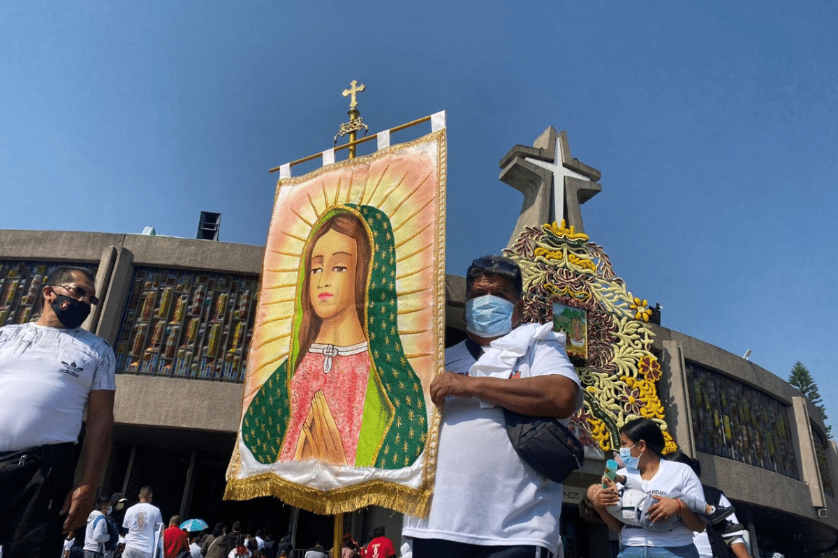 Fieles creyentes cantan mañanitas a la Virgen previo al 12 de diciembre