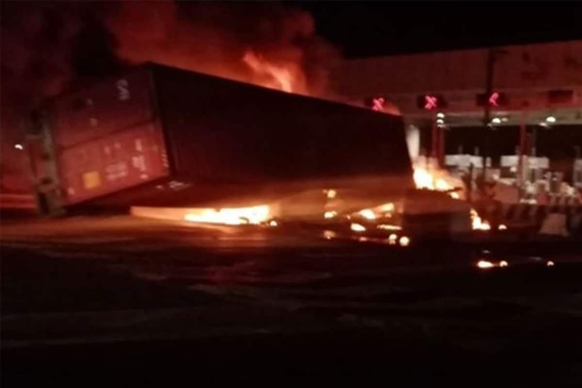 Foto: @GN_Carreteras | El incendio del tráiler se registro tras una volcadura en la carretera México-Puebla.