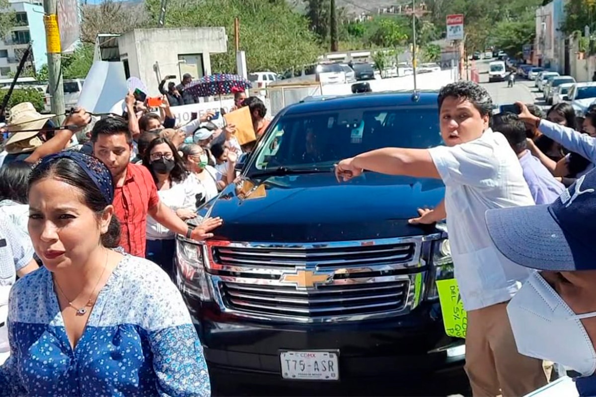 Reciben a López Obrador con protestas en Chilpancingo 