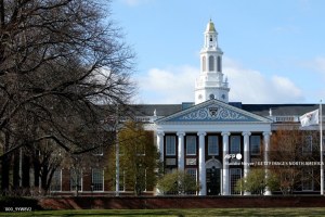 Alumnas demandan a Harvard por ignorar acoso sexual de un profesor