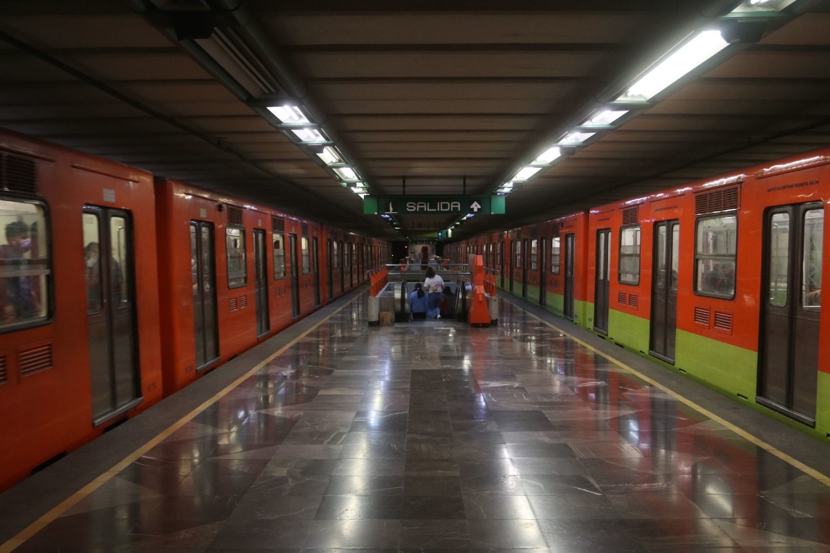 La persona murió luego de que presuntamente se arrojó a las vías del Metro.