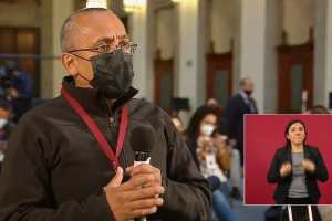 El periodista Rodolfo Morales protestó este miércoles durante la conferencia de AMLO.