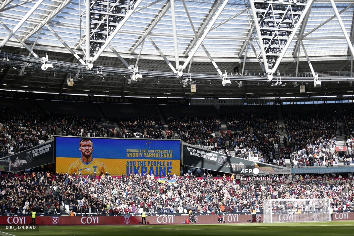 Estadios alrededor del mundo mostraron protestas contra los ataques de Rusia a Ucrania.