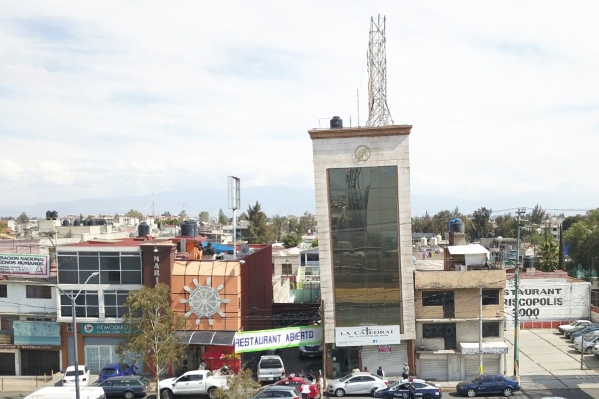 edificio inclinado