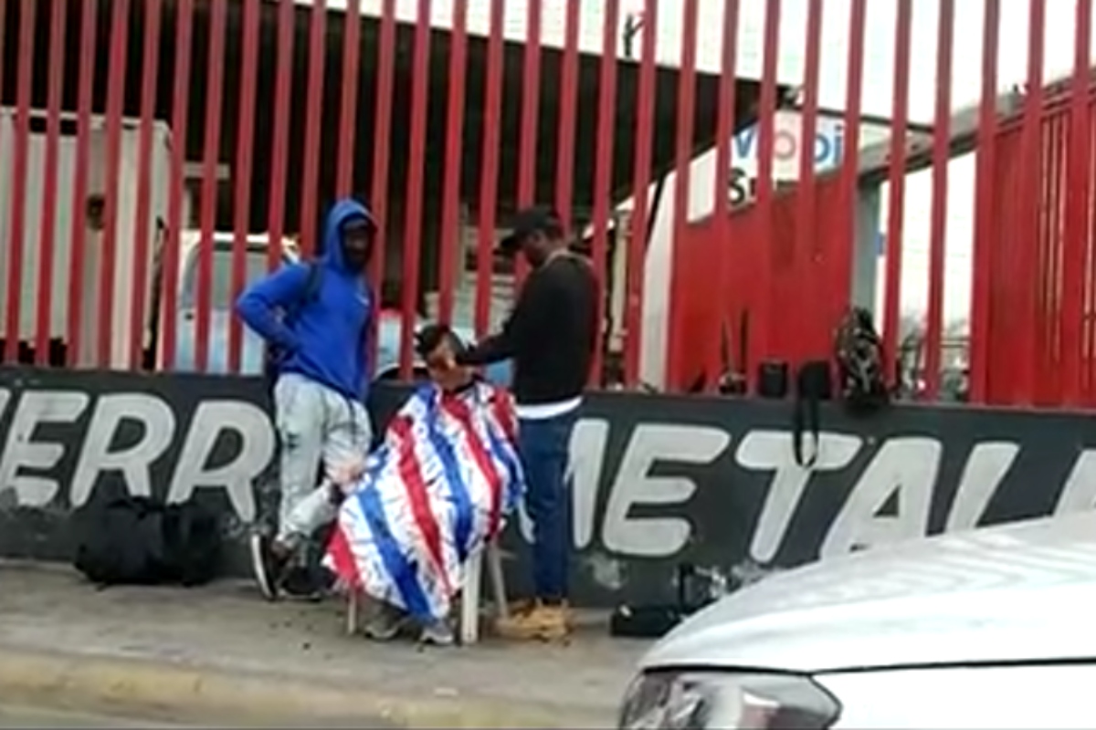 Migrantes improvisan barbería en calles de Monterrey para sobrevivir