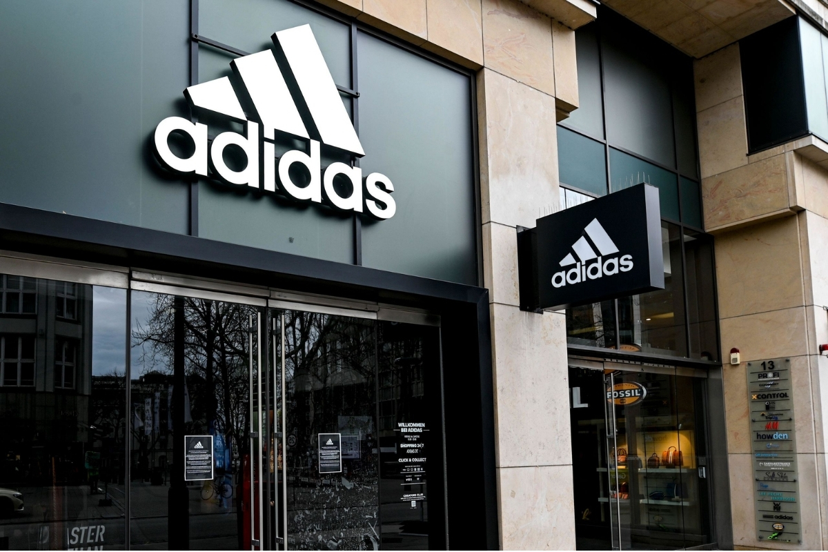 aguacero comunidad Horno Adidas suspende operaciones en Rusia con el cierre de sus tiendas físicas y  online