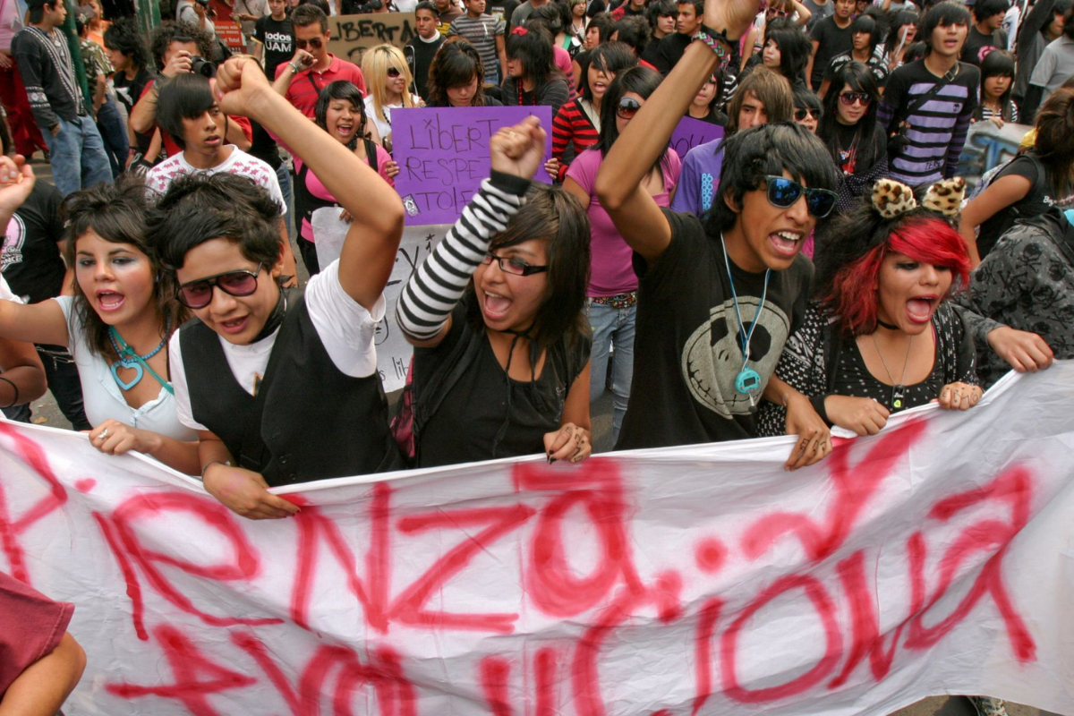 Hoy Se Cumplen 14 Años Del Enfrentamiento Emos Vs Punketos En Insurgentes Vive Coatza