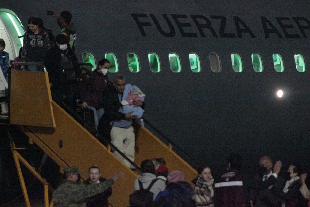 Arriba avión de la FAM con mexicanos repatriados desde Ucrania