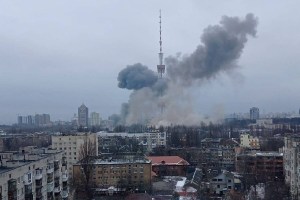 El gobierno de Ucrania confirmó un ataque ruso en una torre de televisión en Kiev.