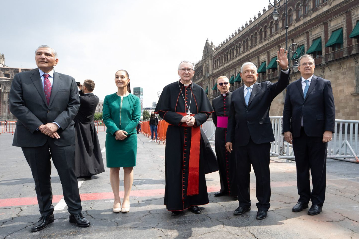 El Presidente felicitó a la jefa de Gobierno, Claudia Sheinbaum por su futura boda con su pareja.