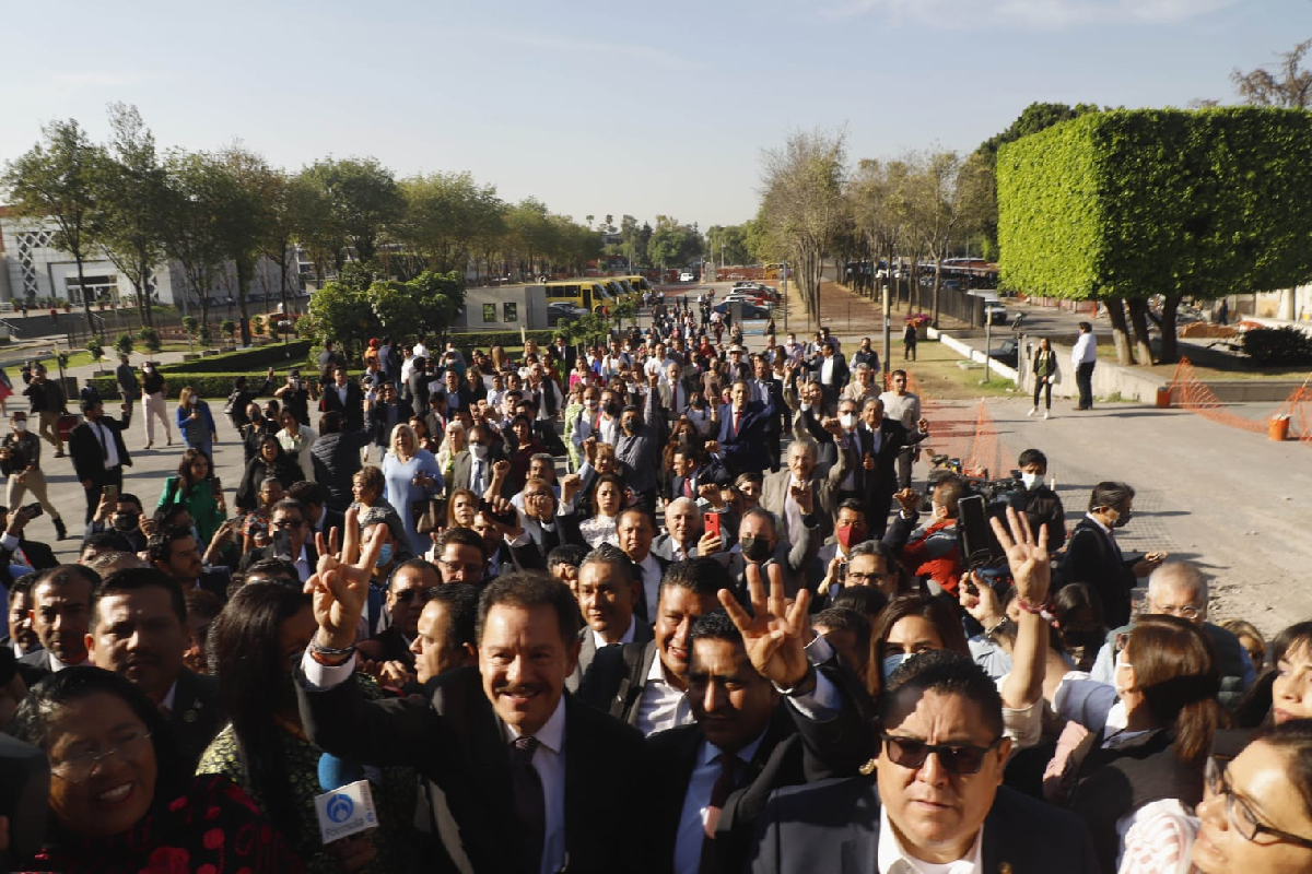 El grupo parlamentario de Morena llega a la Cámara de Diputados.