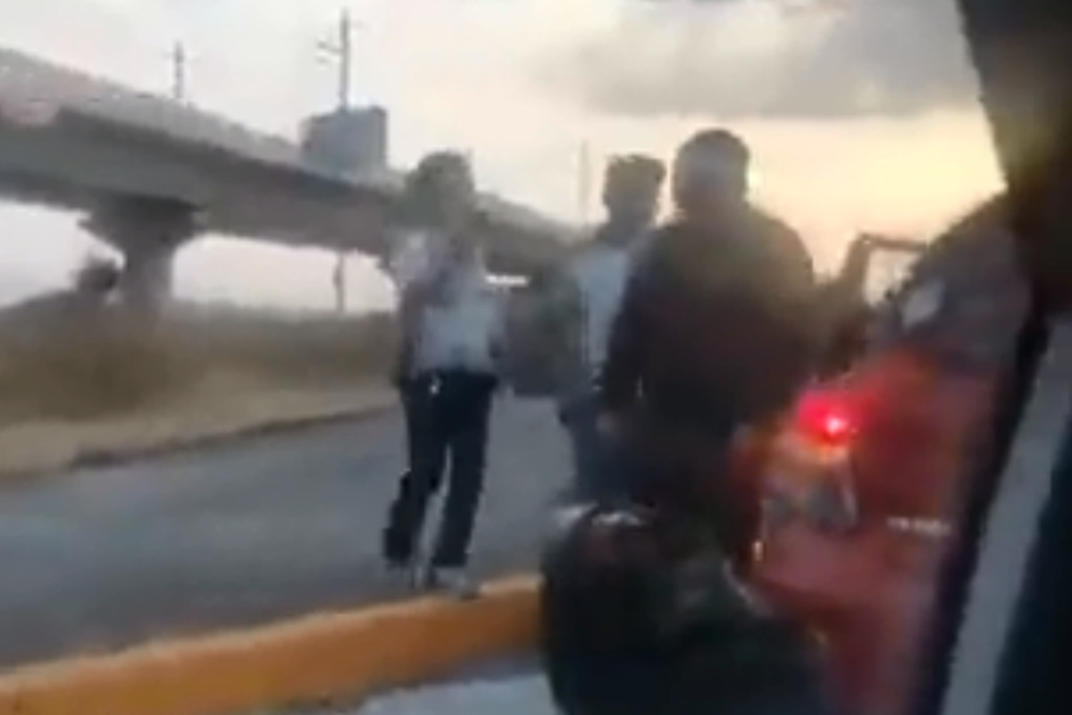 La agresión de presuntos montachoques quedó registrada en video.