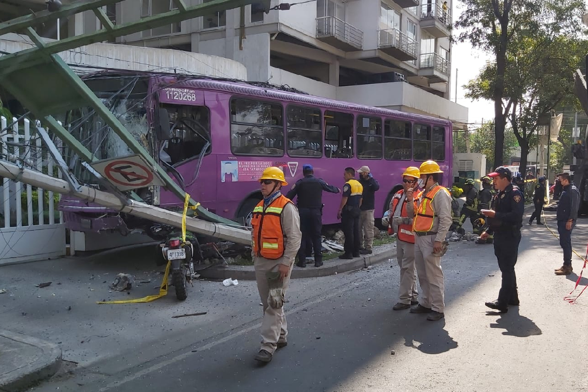 sacudir Simpático déficit Camión de pasajeros choca en la colonia Portales; deja 21 lesionados