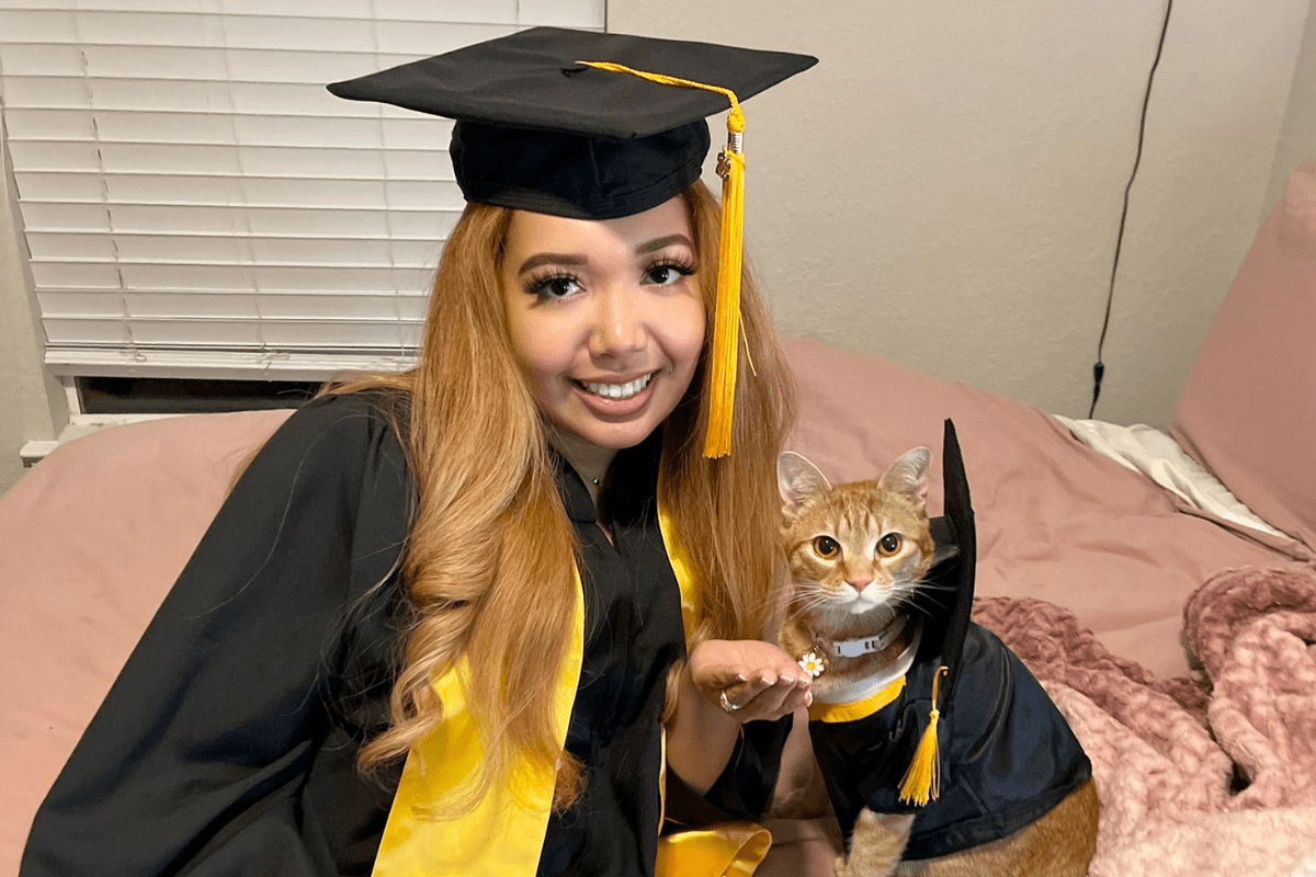 Foto: Twitter/ @FrancescaBourdi |  ¿Una miuacenciada? Esta gatita se graduó de la universidad junto a su dueña