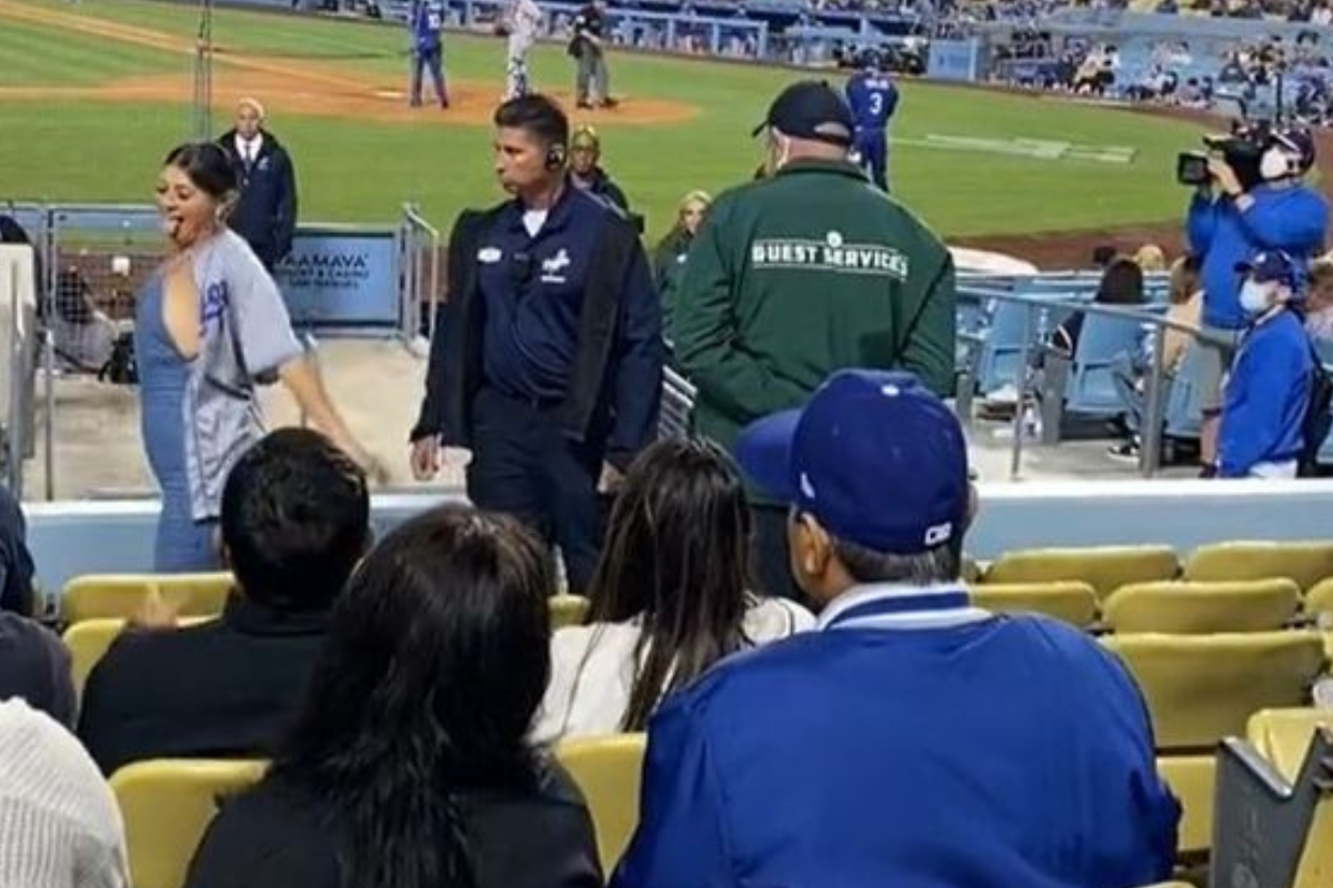 Una mujer enseña por accidente sus pechos en el partido de los Dodgers y la  retiran por la fuerza